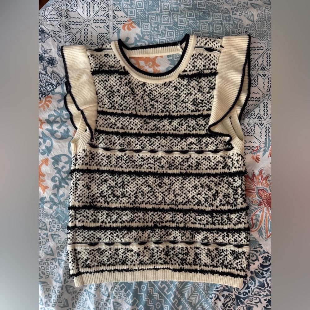 THML SLEEVELESS BLACK AND CREAM SWEATER SIZE L